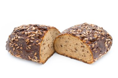 Beyaz arka planda izole edilmiş çavdar ekmeği dilimleri.