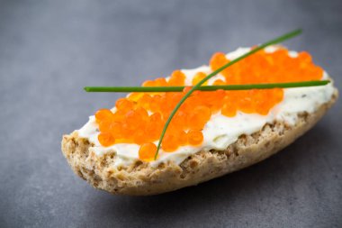 Tereyağlı ve kırmızı somonlu sandviç..