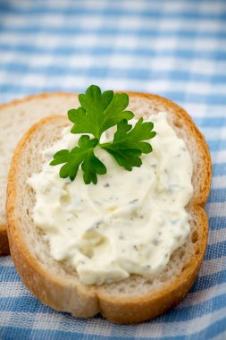 Tereyağlı ve kırmızı somonlu sandviç..