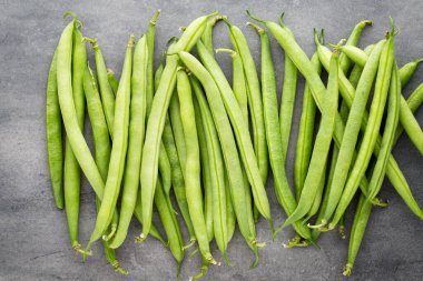 Gri arkaplanda yeşil fasulye.