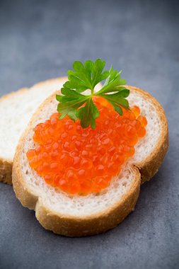 Tereyağlı ve kırmızı somonlu sandviç..