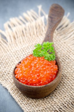 Tahta kaşıkta kırmızı havyar.