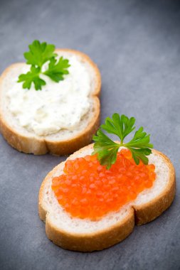 Tereyağlı ve kırmızı somonlu sandviç..