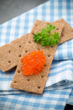 Çavdar gevreği, yumuşak peynirli, otlu ve pastırmalı..