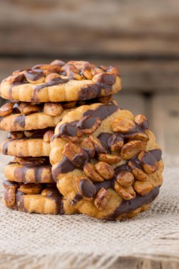 Fındıklı ve çikolatalı yulaflı kurabiye. Stüdyo fotoğrafçılık.