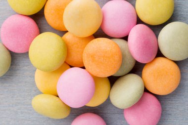 Pastel arka planda küçük yuvarlak renkli pasteller