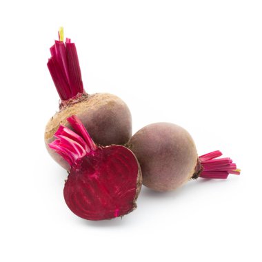 Pancar kökü beyaz arkaplanda izole edildi.