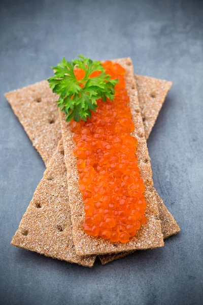 Pães Centeio Com Queijo Mole Com Ervas Ovas Salmão — Fotografia de Stock