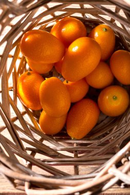 Ahşap arka planda kumkuat meyveleri. Citrus meyveli yiyecekler..