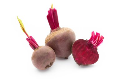 Pancar kökü beyaz arkaplanda izole edildi.