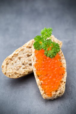 Tereyağlı ve kırmızı somonlu sandviç..