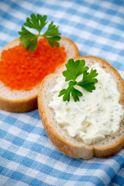 Tereyağlı ve kırmızı somonlu sandviç..