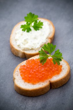 Tereyağlı ve kırmızı somonlu sandviç..