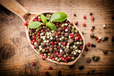 Baharat ahşap bir arka planda ahşap bir kaşığı karıştırır.