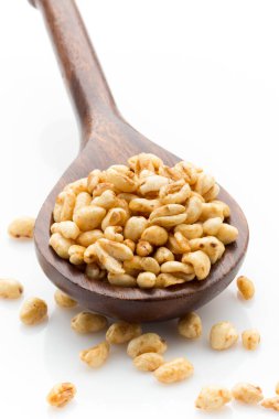 Beyaz arkaplanda izole edilmiş mısır gevrekleri, stüdyo fotoğrafçılığı..