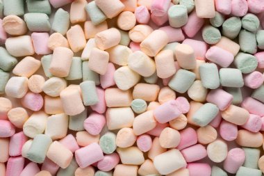 Bir yığın küçük renkli puf şekerleme..