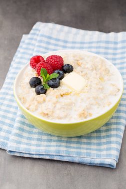 Böğürtlen ve böğürtlenli yulaf lapası.