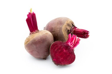 Pancar kökü beyaz arkaplanda izole edildi.