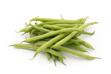 Beyaz arkaplanda yeşil fasulyeler izole edilmiş..
