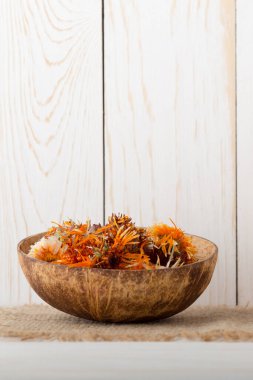 Kurumuş şifalı bitkiler, bitki çayı karışımı, homeopatik ilaçlar..