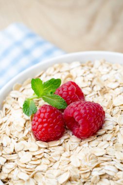 Böğürtlenli yulaf lapası. Ahududu ve yaban mersini.