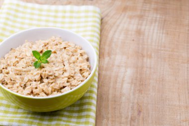 Yabanmersinli yulaf lapası. sağlıklı kahvaltı.