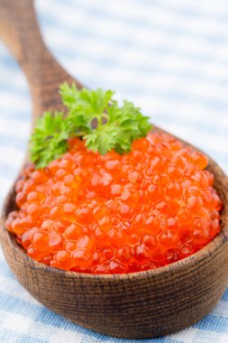 Tahta kaşıkta kırmızı havyar.