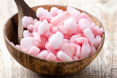 Homeopatik deniz tuzu, lavantalı kuru çiçekler ve ahşap yüzey..