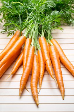 Gri arka planda taze havuçlar.