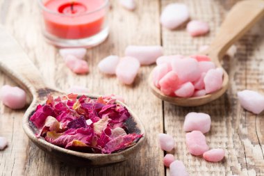 Homeopatik deniz tuzu, lavantalı kuru çiçekler ve ahşap yüzey..