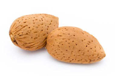 Bir grup badem fıstığı. Beyaz bir arkaplanda izole edilmiş.