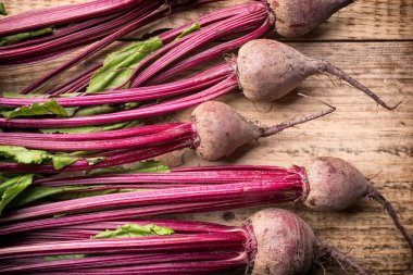 Yeşillikleriyle yeni pancarlar. Pancar demeti.