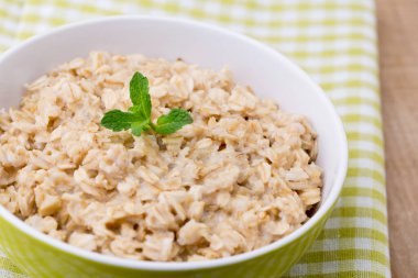 Yabanmersinli yulaf lapası. sağlıklı kahvaltı.