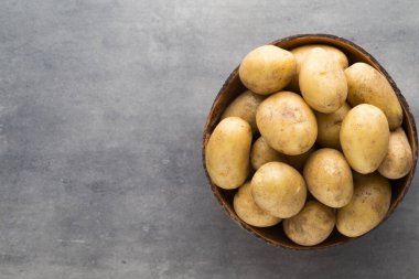 Kasede patates, gri arka plan..