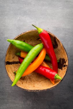 Gri arkaplanda kırmızı biber.