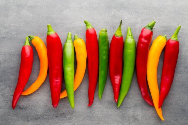 Gri arkaplanda kırmızı biber.