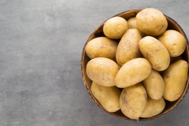 Kasede patates, gri arka plan..