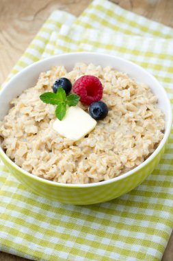 Böğürtlen ve böğürtlenli yulaf lapası.