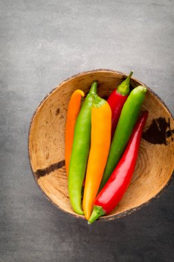 Gri arkaplanda kırmızı biber.