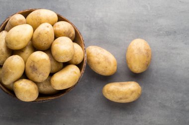 Kasede patates, gri arka plan..