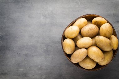 Kasede patates, gri arka plan..