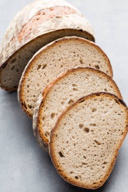 Gri arka planda çavdar ekmeği..