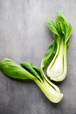 Gri arka planda taze ıspanak..