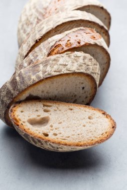 Gri arka planda çavdar ekmeği..