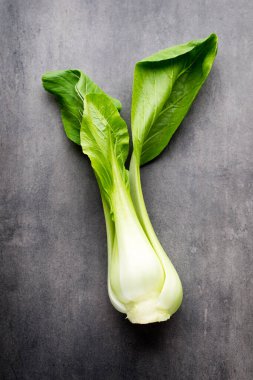 Gri arka planda taze ıspanak..