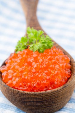 Tahta kaşıkta kırmızı havyar.
