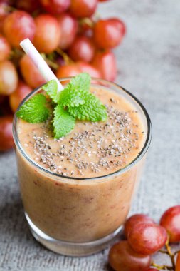 Üzüm suyu, gri arka planda..