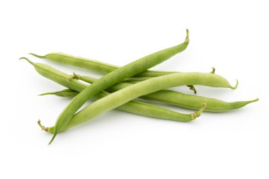 Beyaz arkaplanda yeşil fasulyeler izole edilmiş..