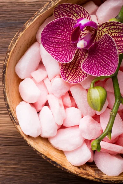 Meersalz Auf Einem Hölzernen Hintergrund Mit Orchideenblume — Stockfoto