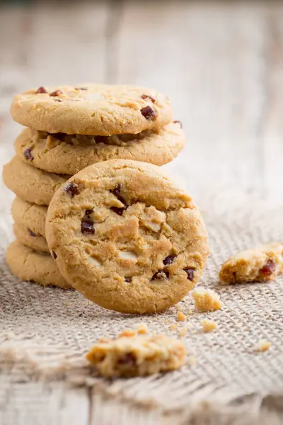 Cookie Med Jordgubbe Och Vit Choklad Fyllning — Stockfoto